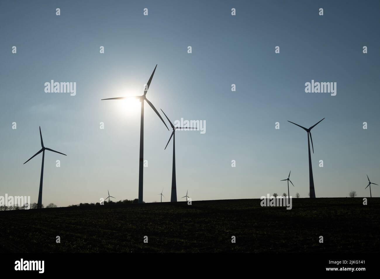 23.04.2022, Germany, Lower Saxony, Barenburg - Wind turbines. 00A220423D627CAROEX.JPG [MODEL RELEASE: NOT APPLICABLE, PROPERTY RELEASE: NO (c) caro im Stock Photo