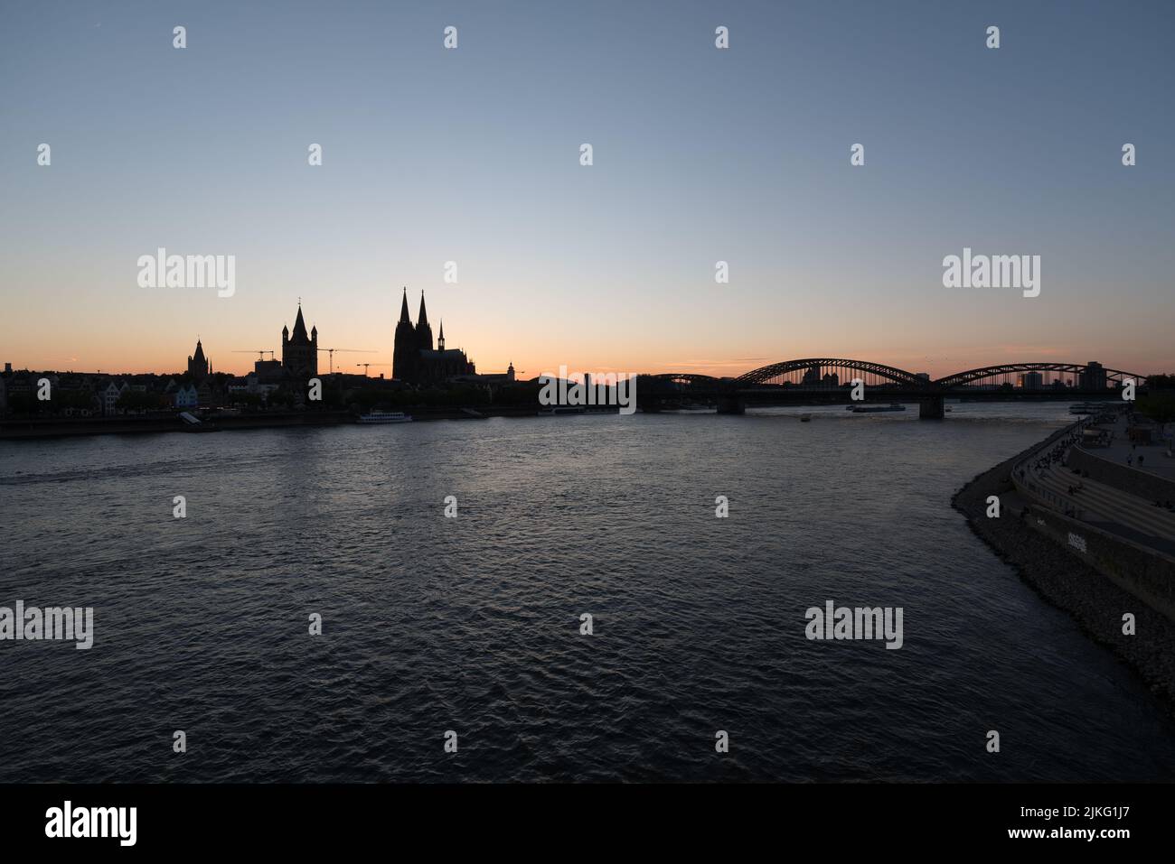 02.06.2022, Germany, North Rhine-Westphalia, Cologne - Silhouette of the old town of Cologne in the evening with the Cologne Cathedral, the Hohenzolle Stock Photo