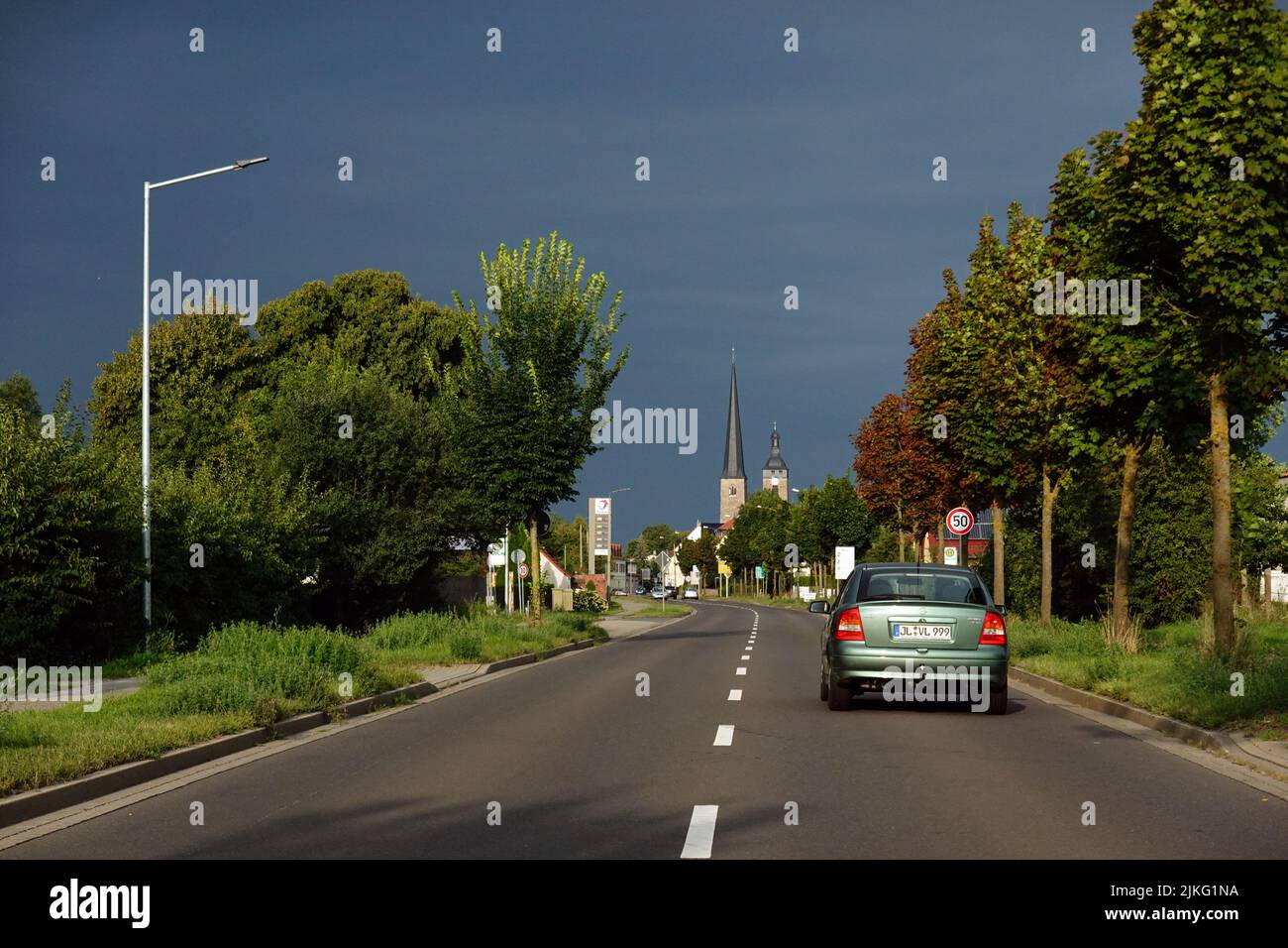 22.08.2021, Germany, Saxony-Anhalt, Castle - Dark cloudy sky over a road. 00S210822D064CAROEX.JPG [MODEL RELEASE: NO, PROPERTY RELEASE: NO (c) caro im Stock Photo