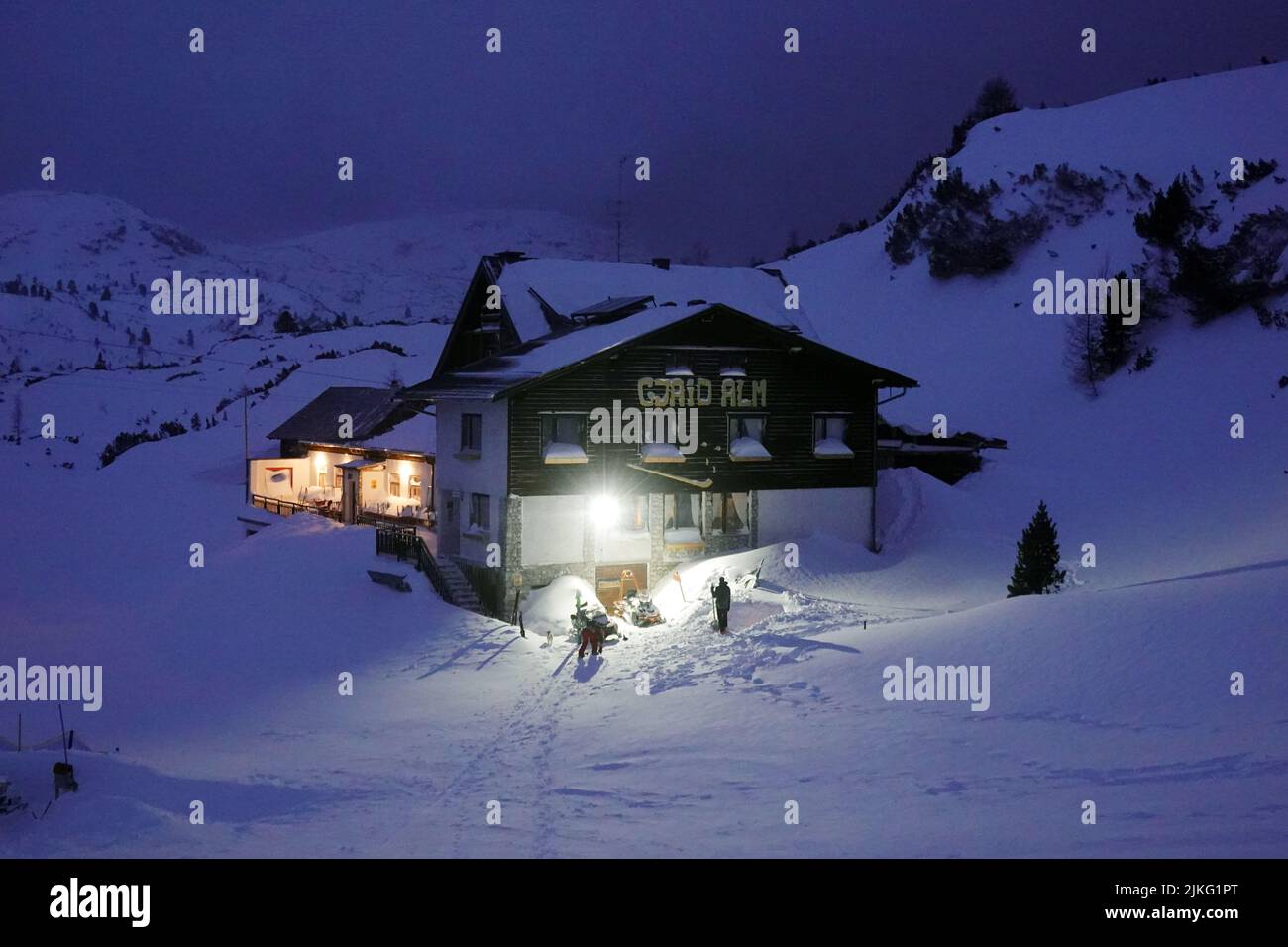 02.02.2022, Austria, Upper Austria, Obertraun - Shelter Gjaid Alm on the high plateau of the Dachstein plateau at night. 00S220202D107CAROEX.JPG [MODE Stock Photo