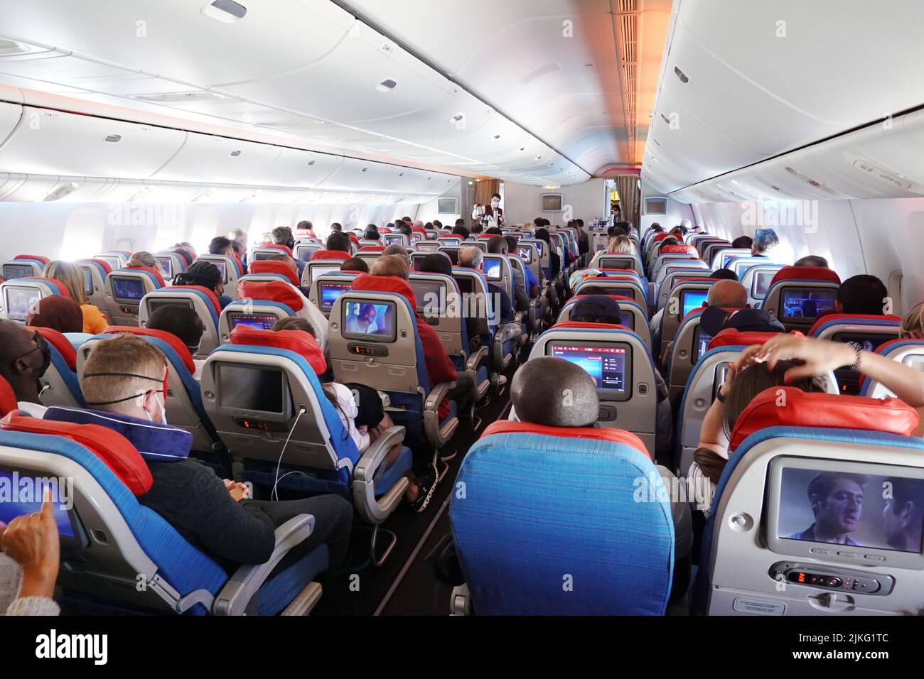 27.03.2022, Turkey, , Istanbul - Passengers and flight attendants in a Turkish Airlines aircraft cabin. 00S220327D221CAROEX.JPG [MODEL RELEASE: NO, PR Stock Photo