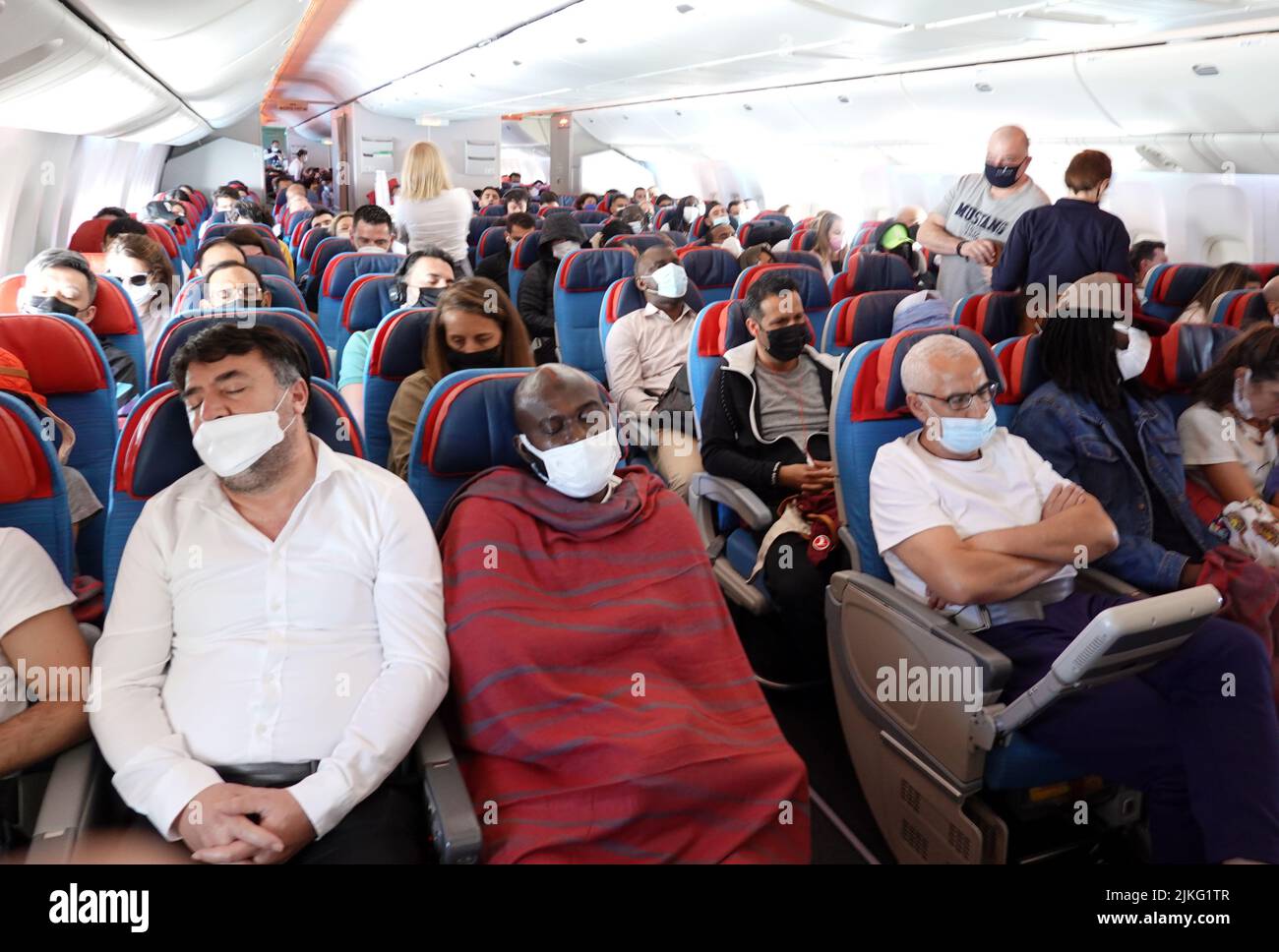 27.03.2022, Turkey, , Istanbul - Passengers in a Turkish Airlines aircraft cabin. 00S220327D220CAROEX.JPG [MODEL RELEASE: NO, PROPERTY RELEASE: NO (c) Stock Photo