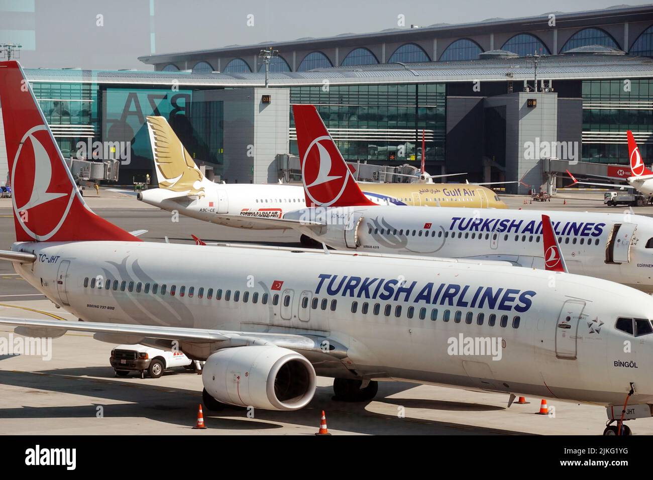 27.03.2022, Turkey, , Istanbul Aircraft of Turkish Airlines and Gulf