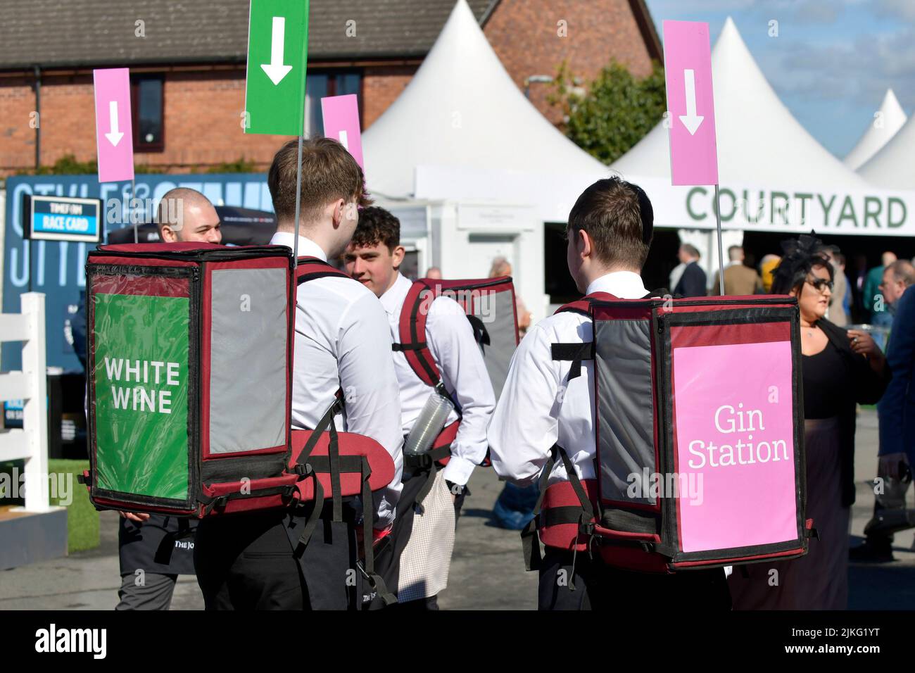 08.04.2022, Great Britain, Liverpool, Aintree - Mobile wine bar and gin ...