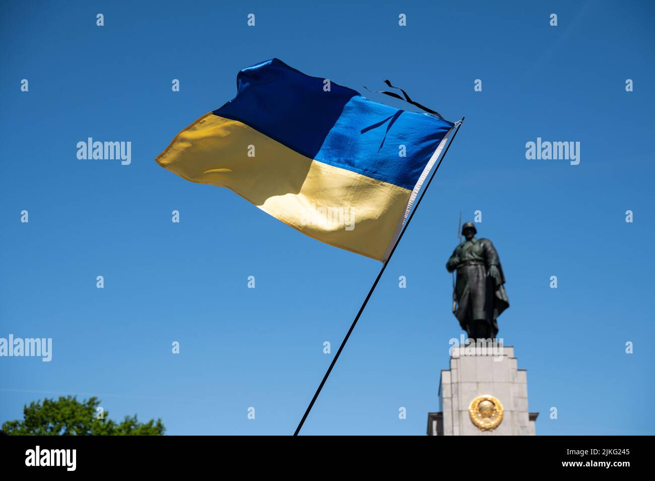 08.05.2022, Germany, Berlin, Berlin - Europe - A Ukrainian flag flies at the Soviet Memorial along Strasse des 17. Juni in Grosser Tiergarten during t Stock Photo