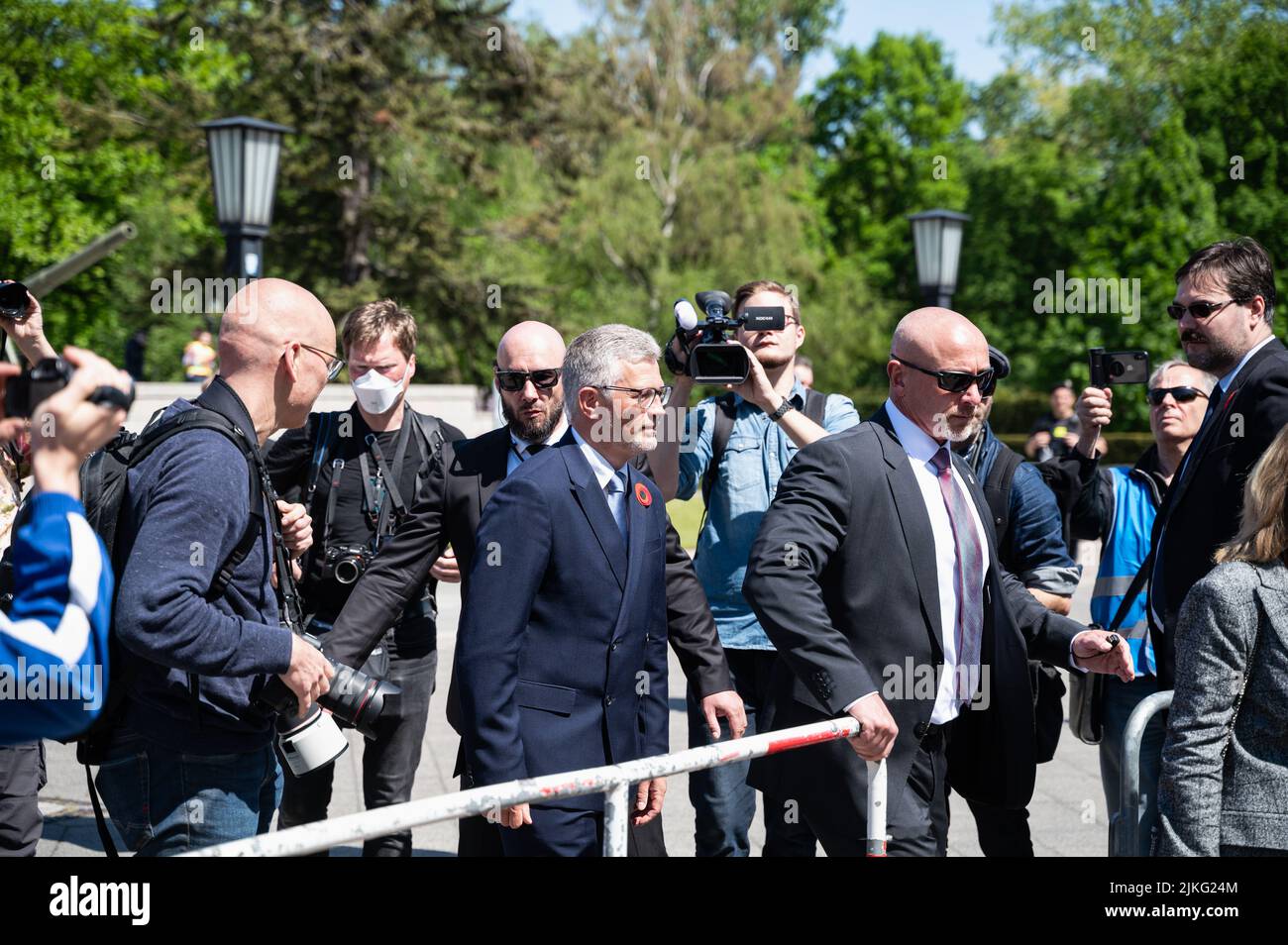 08.05.2022, Germany, Berlin, Berlin - Europe - Andrij Melnyk, Ambassador of Ukraine to Germany, leaves the Soviet Memorial along the Strasse des 17. J Stock Photo