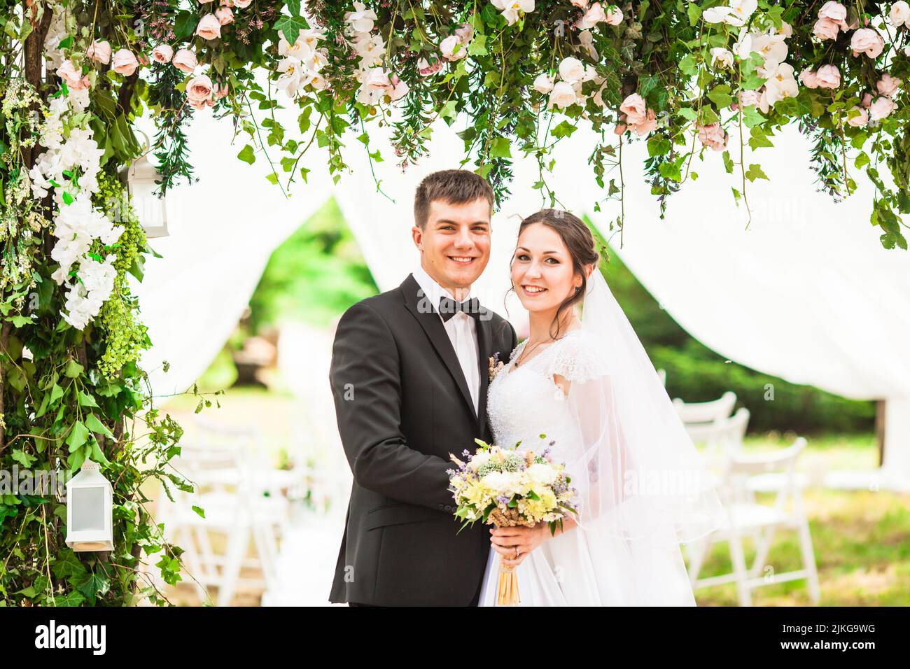 Wedding couple under tree hi-res stock photography and images - Alamy