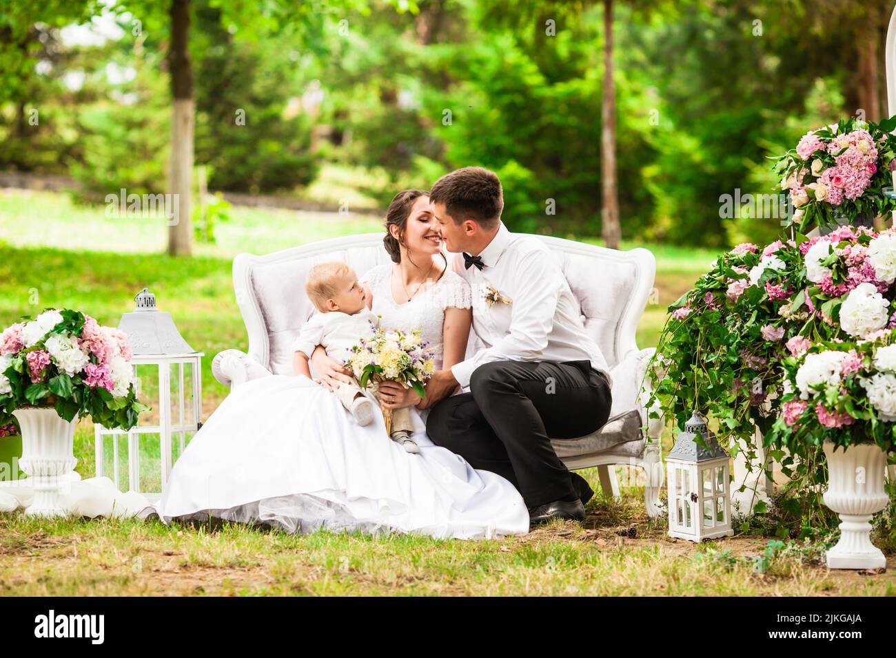 Happy wedding couple at the outdoor wedding decor Stock Photo - Alamy