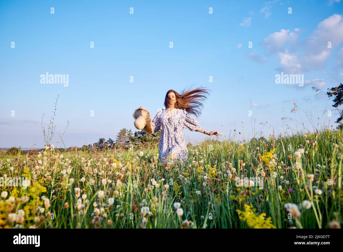 beautiful young girl with a straw hat in nature Stock Photo - Alamy