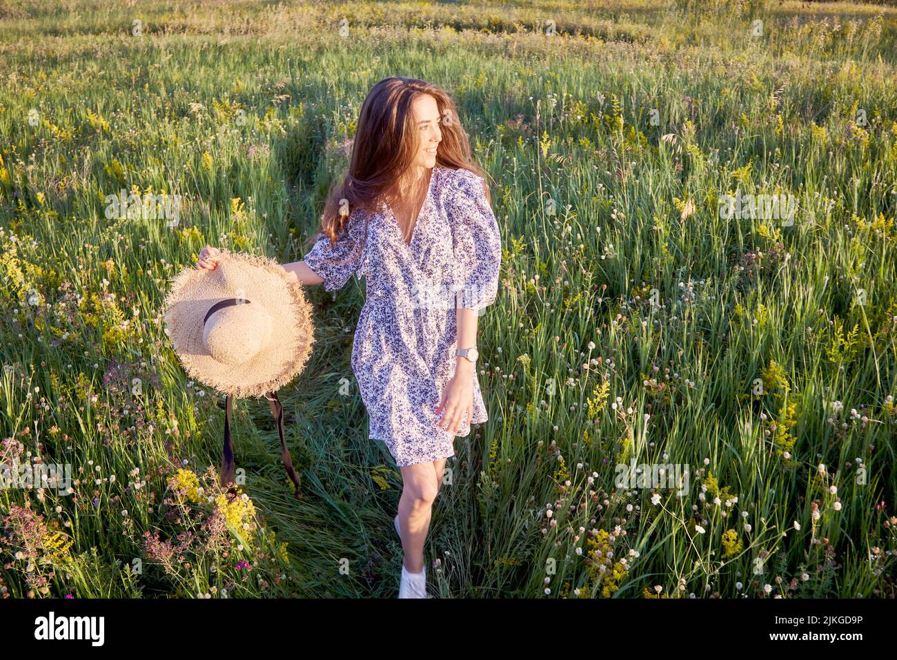 beautiful young girl with a straw hat in nature Stock Photo - Alamy