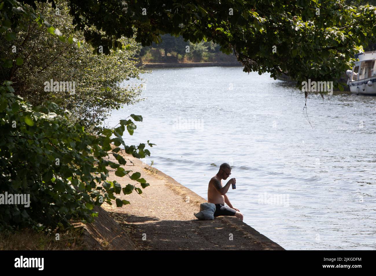 River Ouse, York, UK.  Summer Heatwave in York. A new UK record temperature, of 40.3C was set during the day in Lincolnshire . York,  2022, UK. Stock Photo