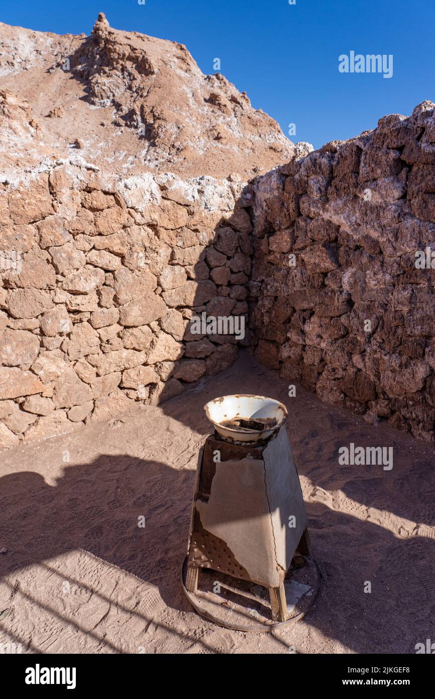Ruins of an old stone miner's cabin at the Victoria Mine site in Valley of the Moon, San Pedro de Atacama, Chile.  A former salt mine. Stock Photo