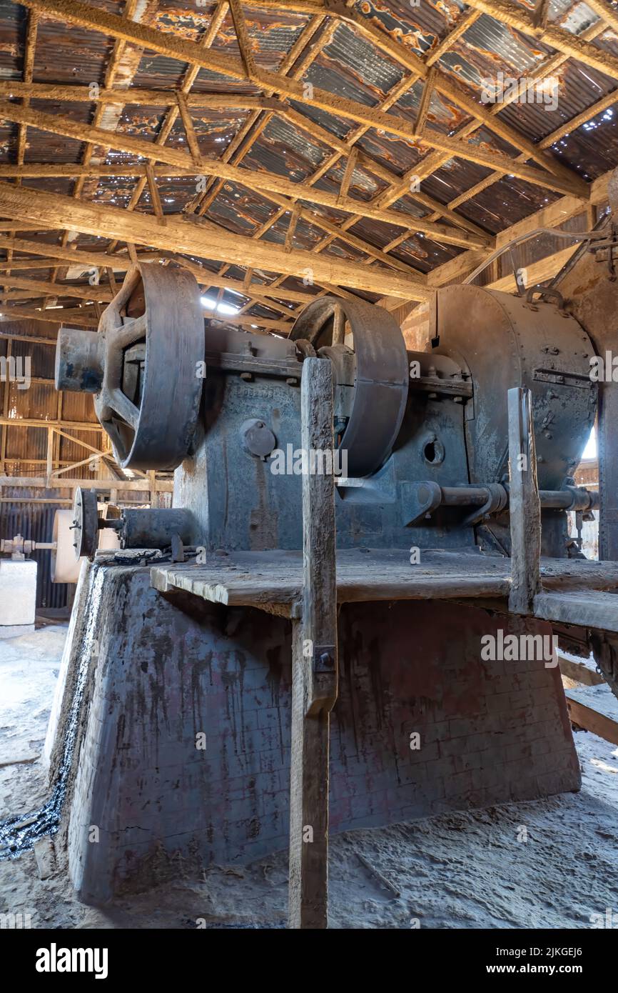 The secondary crushing machinery at the Salitrera Santa Laura saltpeter plant.  Humberstone, Chile. Stock Photo