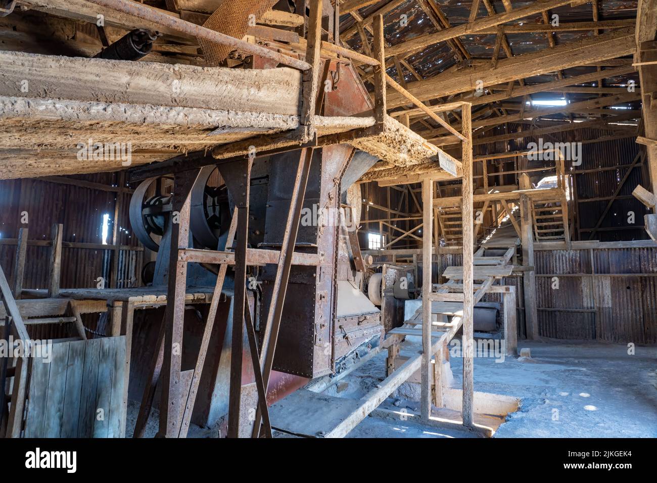 The secondary crushing machinery at the Salitrera Santa Laura saltpeter plant.  Humberstone, Chile. Stock Photo