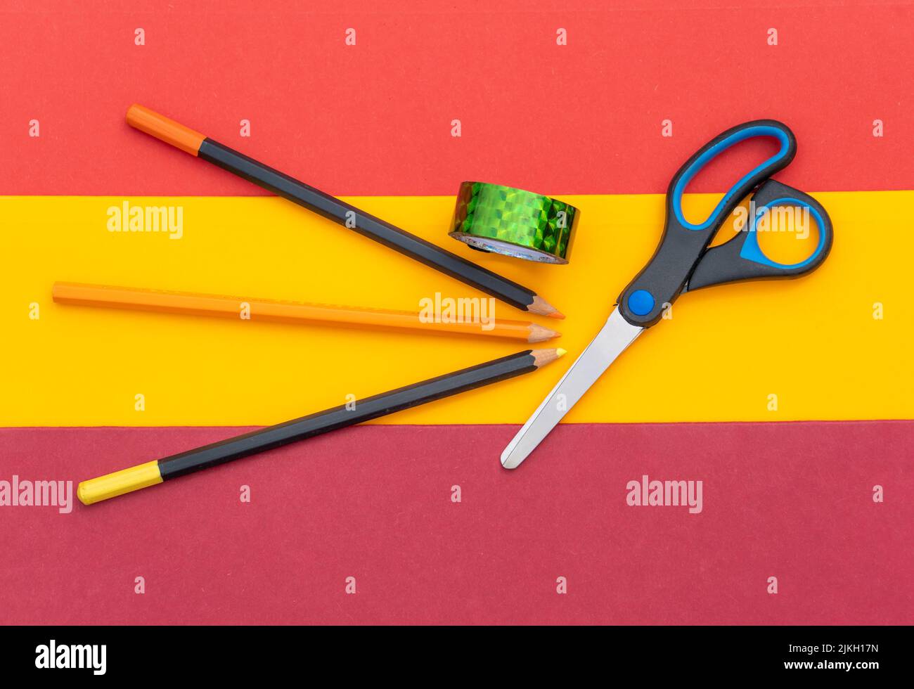 School arts and crafts paper hi-res stock photography and images - Alamy