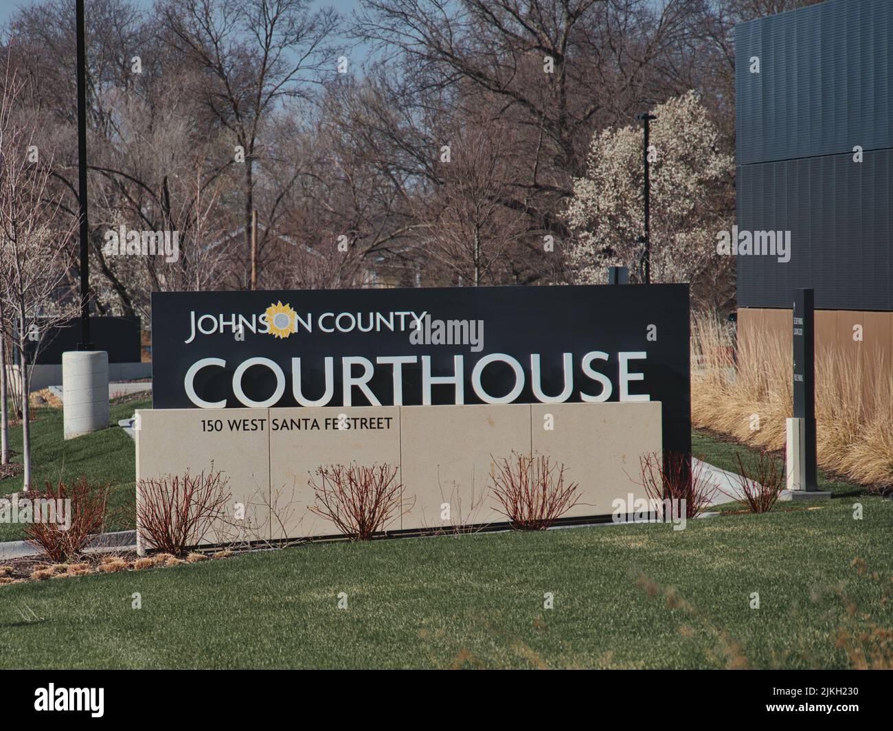 A view of a sign showing the location of the Johnson County Courthouse
