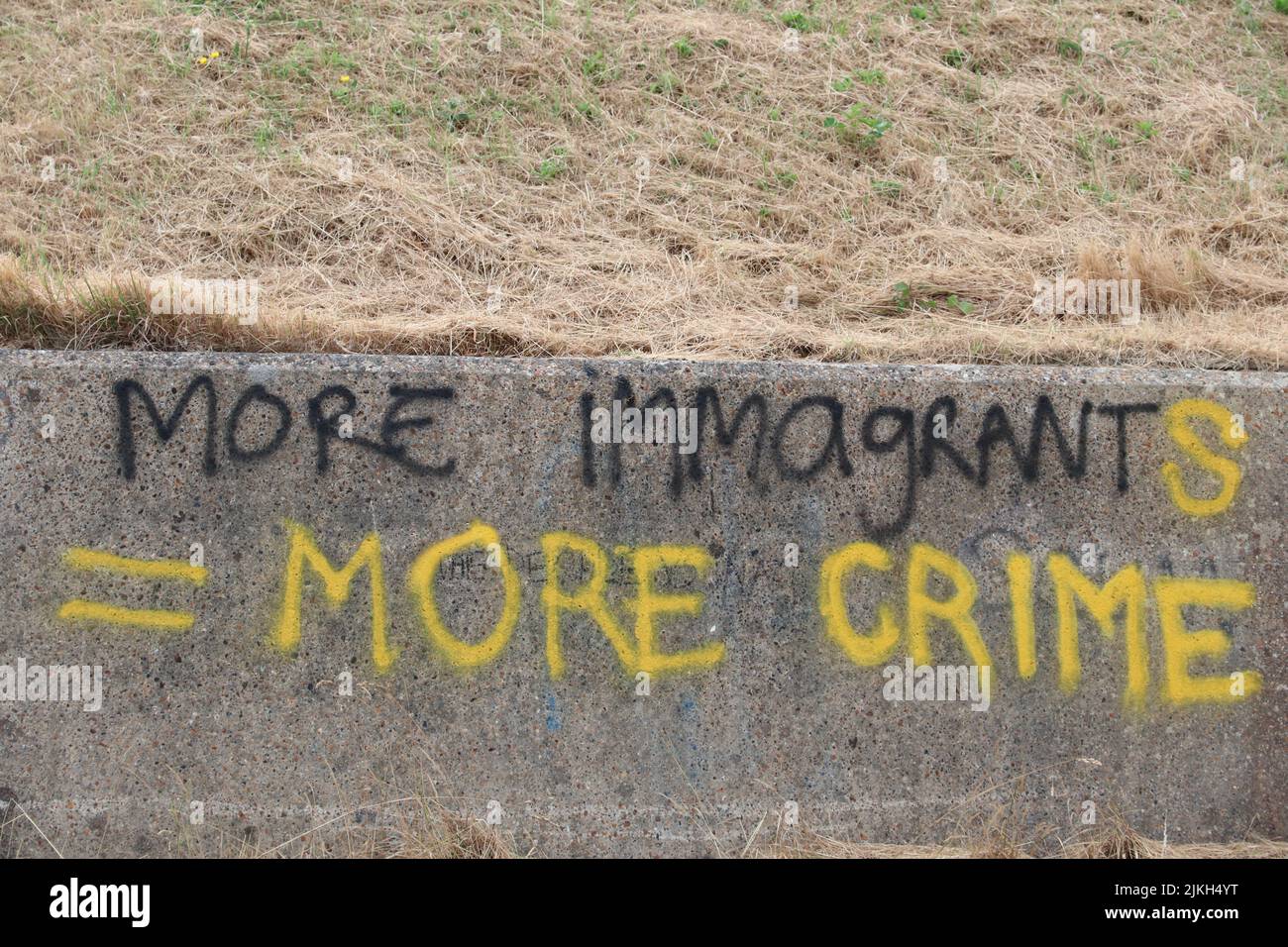 GRAFFITI THAT DISPLAYS VIEWS AGAINST MIGRANTS AND IMMIGRATION REGARDING CHANNEL CROSSINGS Stock Photo
