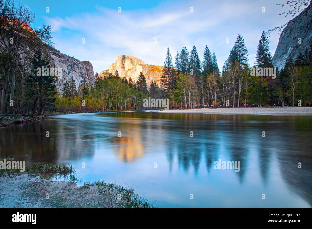 Scenic lake reflection trees hi-res stock photography and images - Alamy