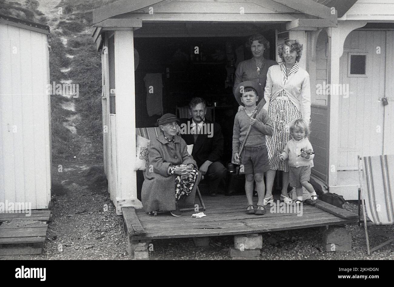 1950s family on beach hi-res stock photography and images - Alamy