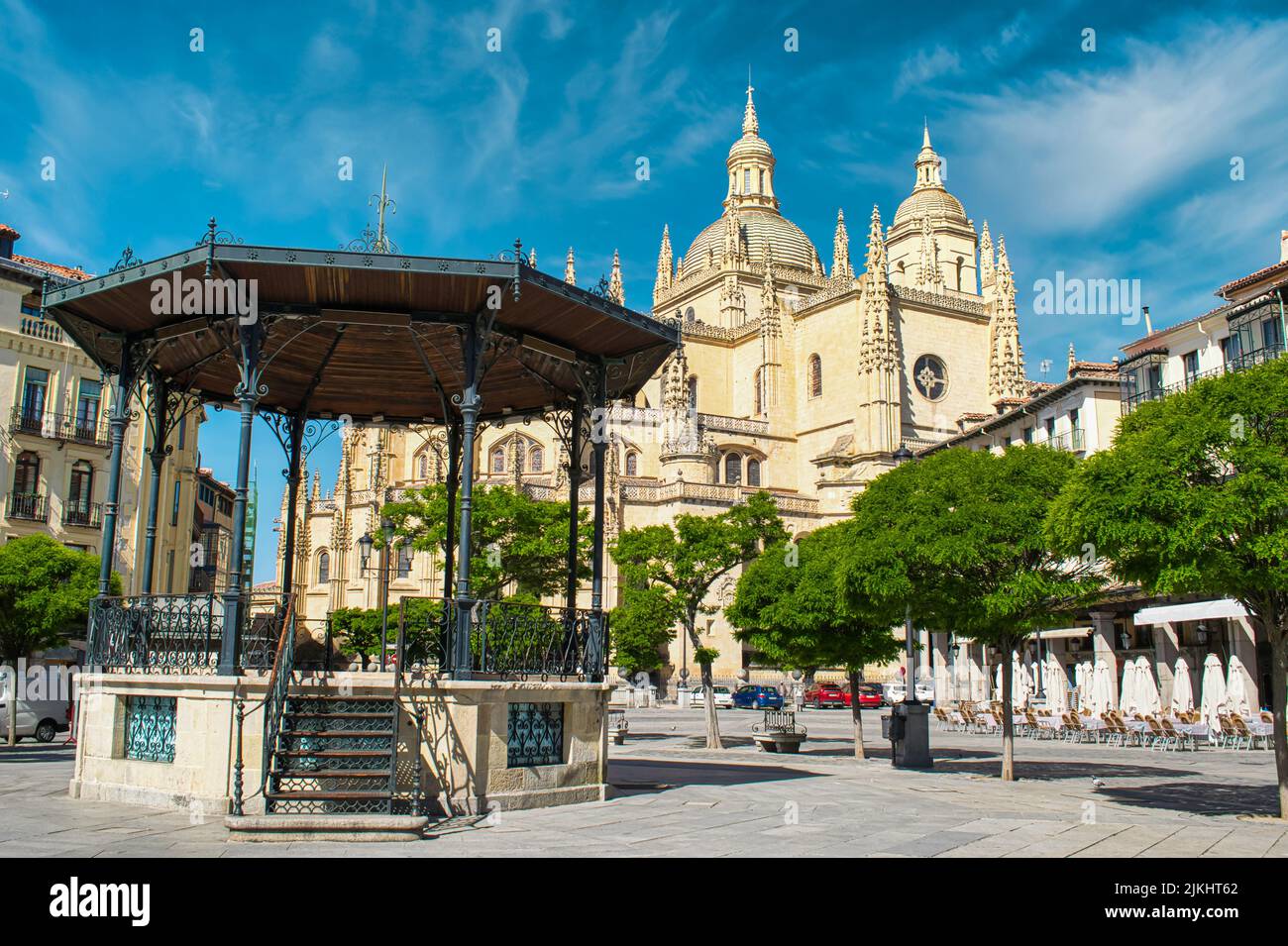 Plaza mayor de la ciudad castellana de Segovia con su catedral gótica al fondo, España Stock Photo
