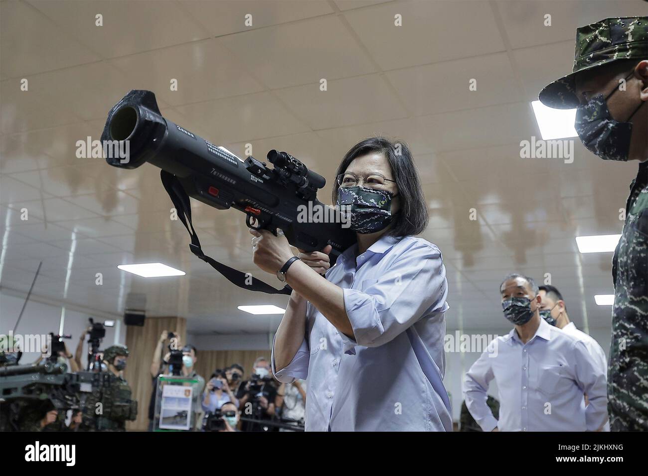 Taoyuan, Republic of China. 02 June, 2022. Taiwan President Tsai Ing Wen holds a Taiwan-made Kestrel anti-tank rocket launcher during a visit to the 66th Marine Brigade base, June 2, 2022 in Taoyuan, Taiwan.  Credit: Chien Chih-Hung/ROC Office of the President/Alamy Live News Stock Photo