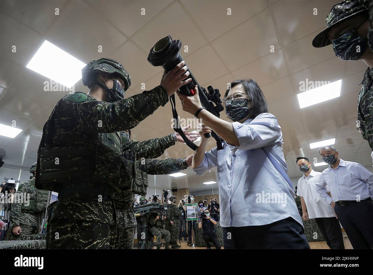 Taoyuan, Republic of China. 02 June, 2022. Taiwan President Tsai Ing Wen is shown how to shoulder a Taiwan-made Kestrel anti-tank rocket launcher during a visit to the 66th Marine Brigade base, June 2, 2022 in Taoyuan, Taiwan.  Credit: Chien Chih-Hung/ROC Office of the President/Alamy Live News Stock Photo