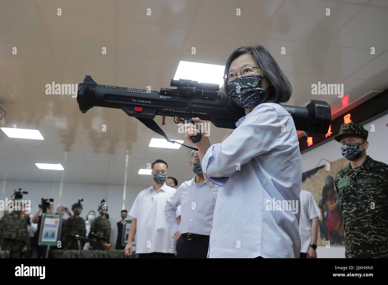 Taoyuan, Republic of China. 02 June, 2022. Taiwan President Tsai Ing Wen holds a Taiwan-made Kestrel anti-tank rocket launcher during a visit to the 66th Marine Brigade base, June 2, 2022 in Taoyuan, Taiwan.  Credit: Chien Chih-Hung/ROC Office of the President/Alamy Live News Stock Photo