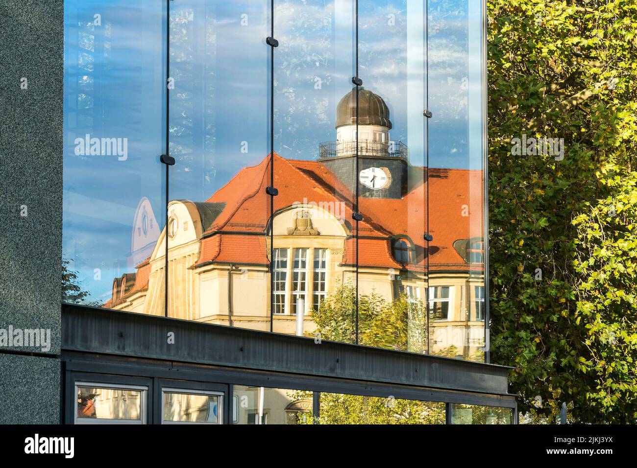 Germany, Saxony-Anhalt, Dessau, Anhalt University of Applied Sciences, Bill House, reflection of the campus main building Stock Photo
