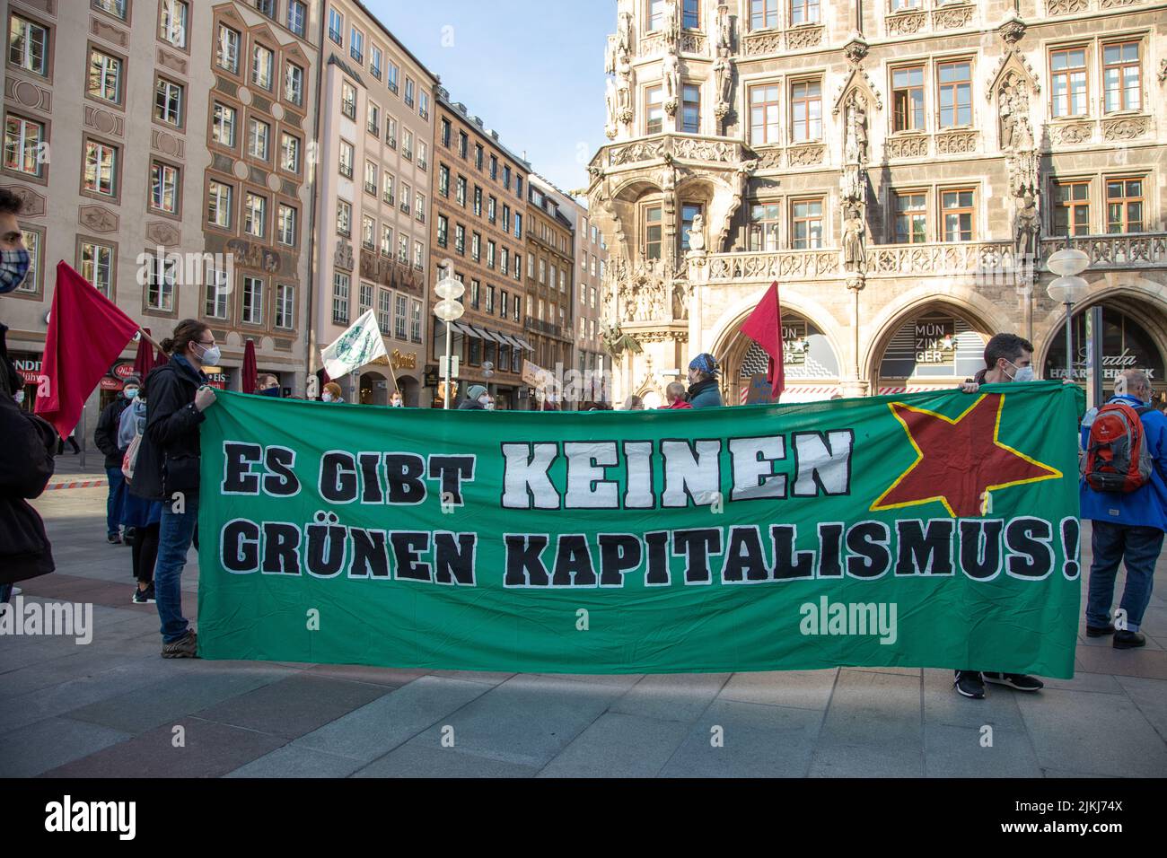 November 13, 2020, Munich, Bavaria, Germany: Aktivisten mit Transparent: '' Es gibt keinen grÃ¼nen Kapitalismus ''. Am 13. November 2020 haben sich hunderte Klima-Aktivist*innen in MÃ¼nchen versammelt, um fÃ¼r den Erhalt des DannenrÃ¶der Forst zu demonstrieren. Die friedliche Demo, die vor der bayerischen Parteizentrale der GrÃ¼nen endete, eskalierte. Drei Aktivist*innen hatten einen Baum besetzt. Die Polizei rÃ¼ckte zunÃ¤chst ab, um die Besetzung zu beenden. Zwei Zivilpolizisten, die sich nicht zu erkennen gegeben hatten, versuchten die Personalien von verdÃ¤chtigen Aktivist*innen zu bekommen Stock Photo