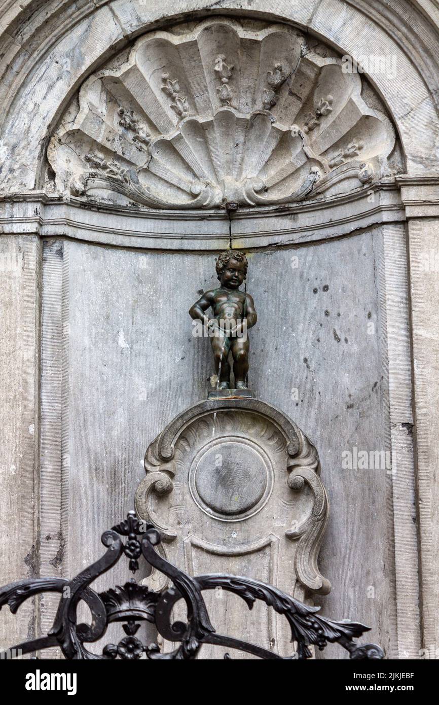 A vertical closeup of the Manneken pis fountain statue in downtown