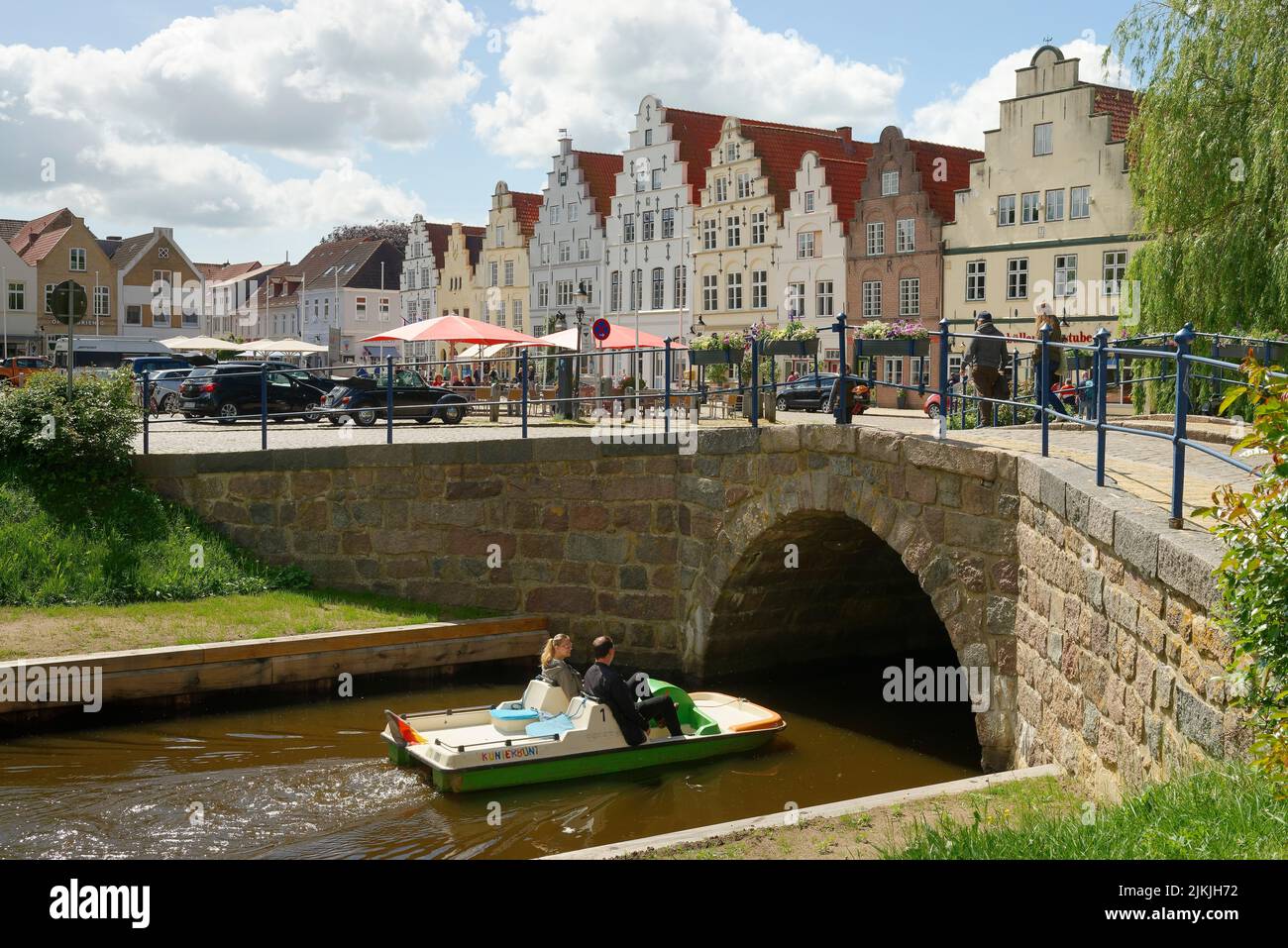 Middle moat and town houses at the market place of Friedrichstadt, Friedrichstadt, the Dutch town on the Eiderstedt peninsula, North Frisia, Eiderstedt peninsula, Schleswig-Holstein, Germany Stock Photo