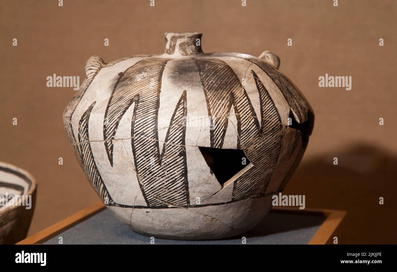 Anasazi Black-on-white ceramic water canteen made at Chaco Canyon New Mexico, AD 875-1000. It was found at the Chimney Rock archaeological site near P Stock Photo