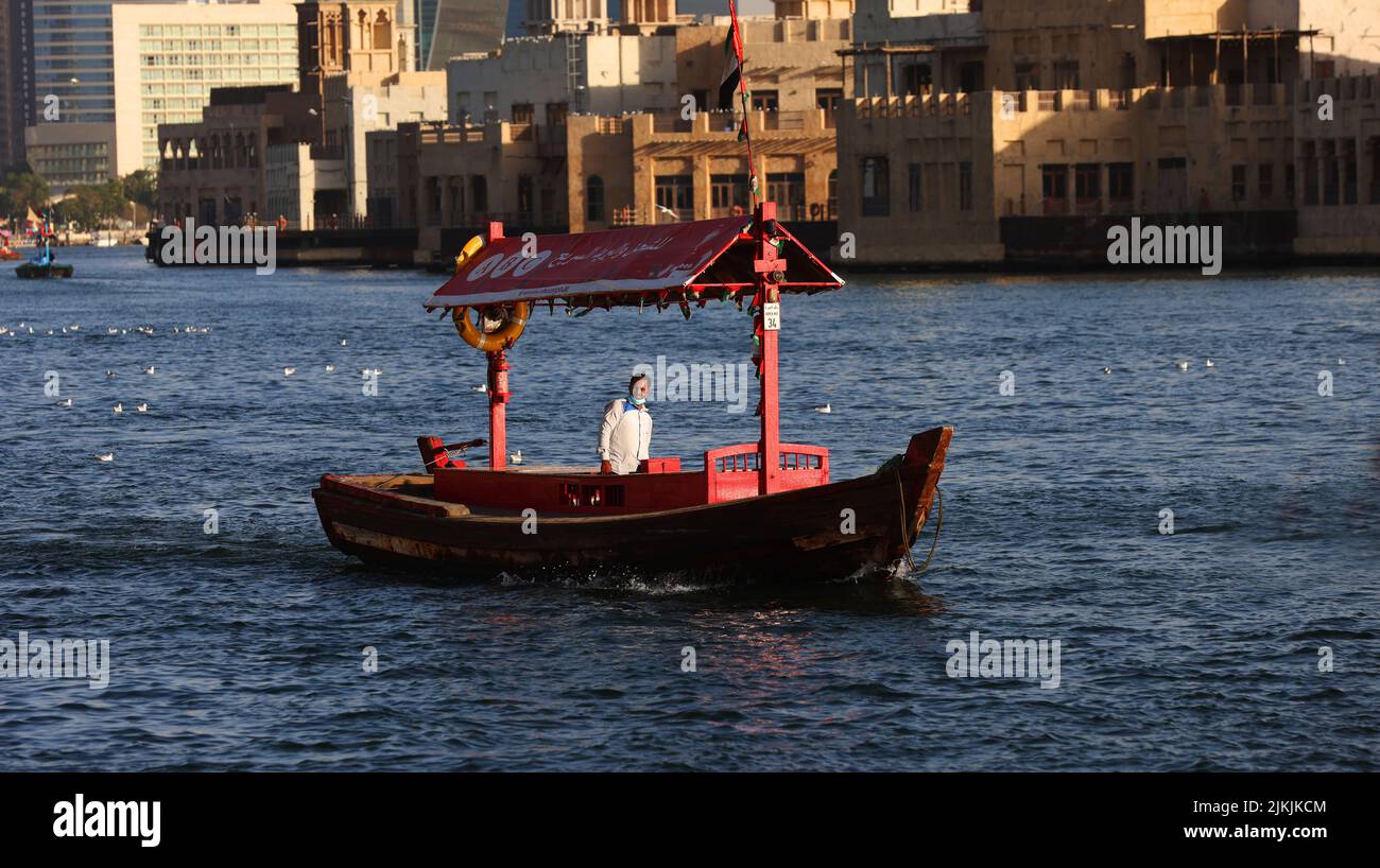 Holzboot, Dubia, Boot, Dubai Creek, Dubai Kanal, Wassertaxi oder Fähren bringen auf dem Dubai Creek Passagiere an das andere Ufer! Stock Photo