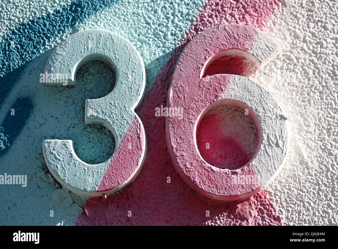 Buntes Hausnummernschild Nr. Sechsunddreißig auf bunt bemalter Hauswand, Deutschland, Europa Stock Photo