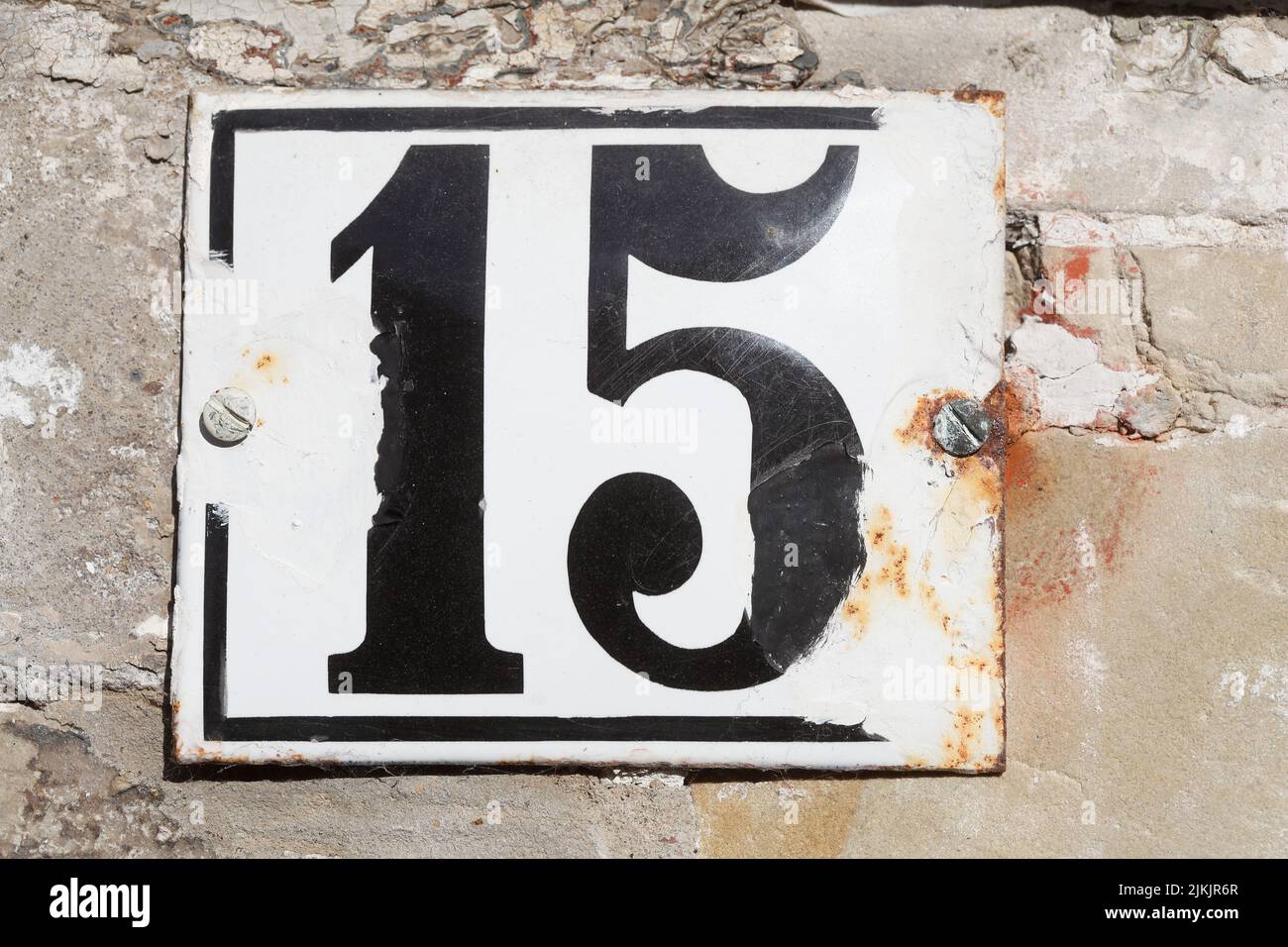 Altes verwittertes weisses Hausnummernschild Nummer Fünfzehn aus Metall an  einer Hauswand Stock Photo - Alamy