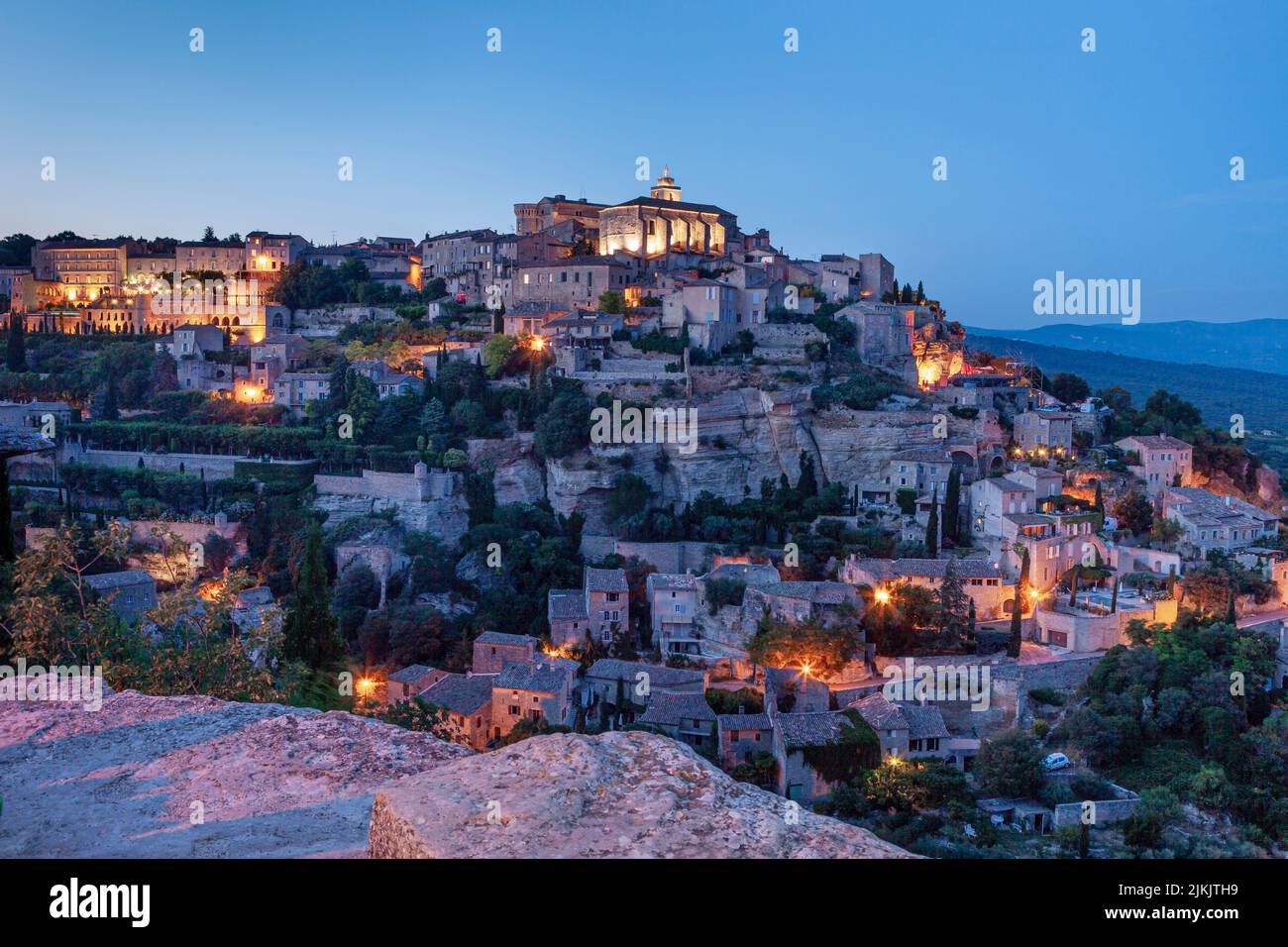 Twilight over Hilltop town of Gordes in the Luberon, Provence, France Stock Photo