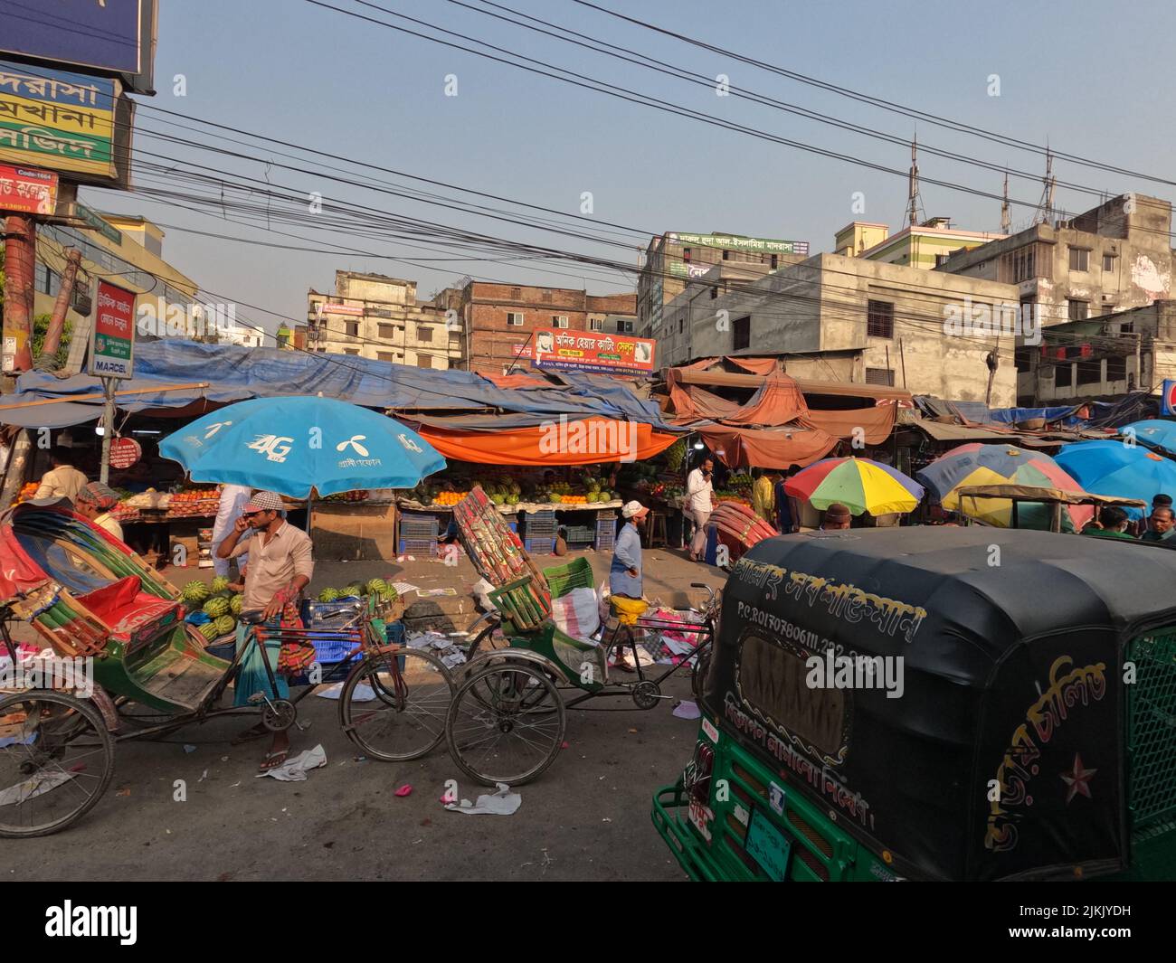 The daily life of street vendors in the market of Dhaka, Bangladesh Stock Photo