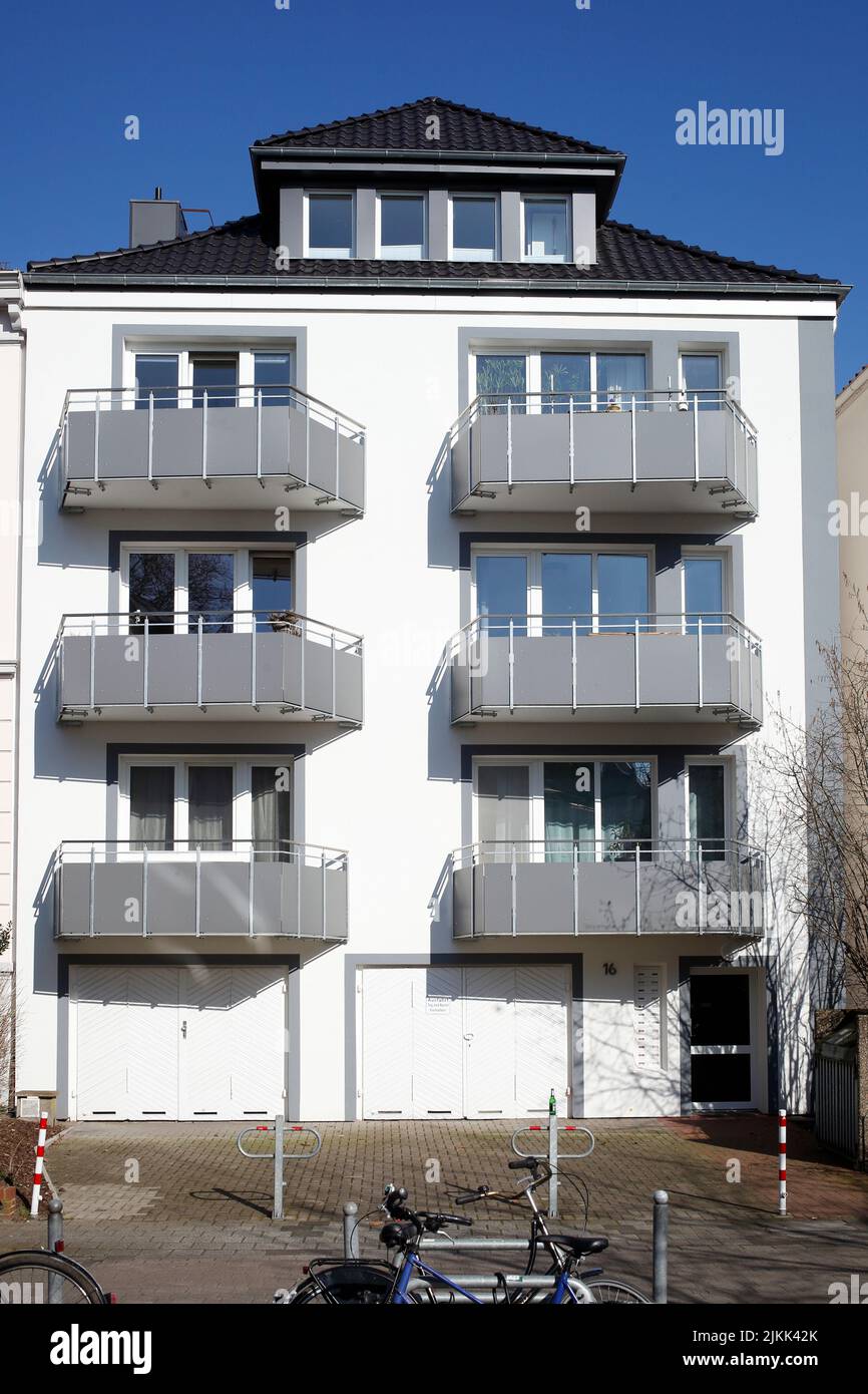Wohngebäude, modernes, weisses Mehrfamilienhaus mit Garagen, Bremen, Deutschland, Europa Stock Photo