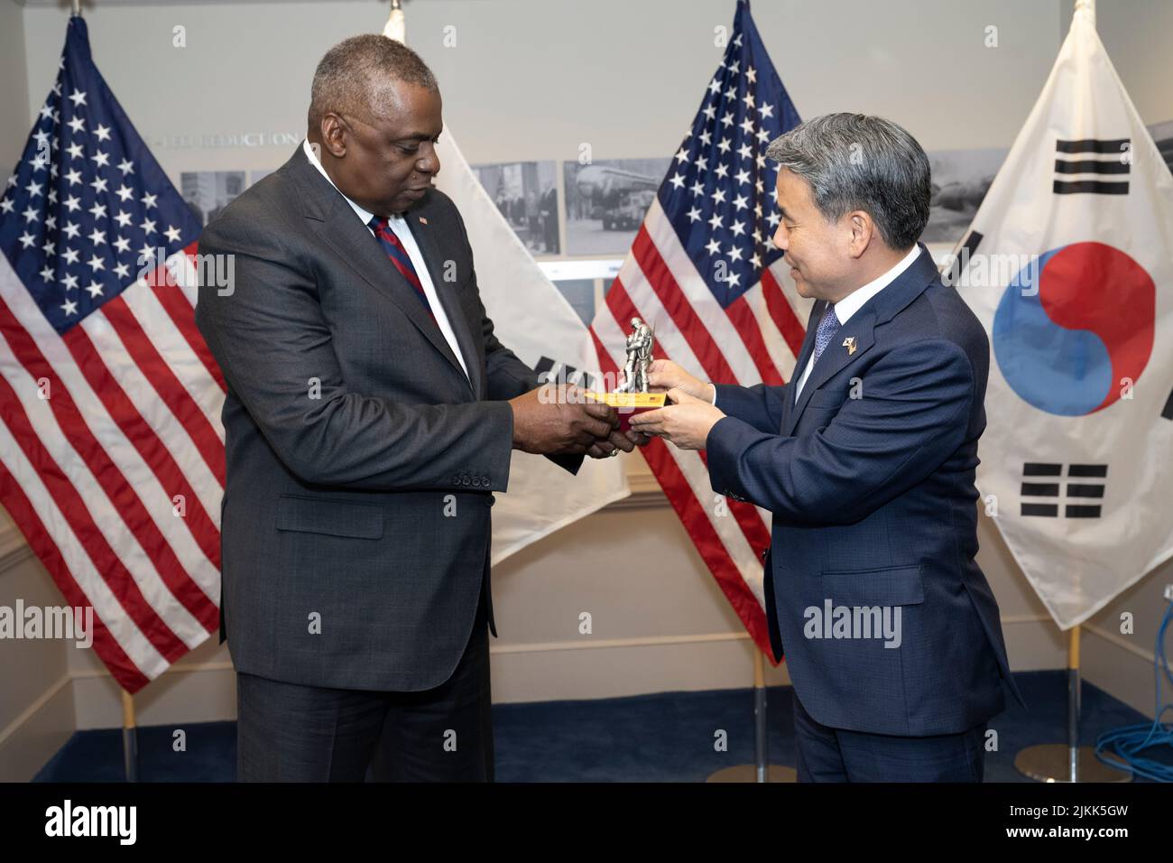 Arlington, United States of America. 29 July, 2022. South Korean Minister of National Defense Lee Jong-sup, right, presents a gift to U.S. Secretary of Defense Lloyd J. Austin III, before the state of bilateral talks at the Pentagon, July 29, 2022 in Arlington, Virginia.  Credit: Lisa Ferdinando/DOD/Alamy Live News Stock Photo