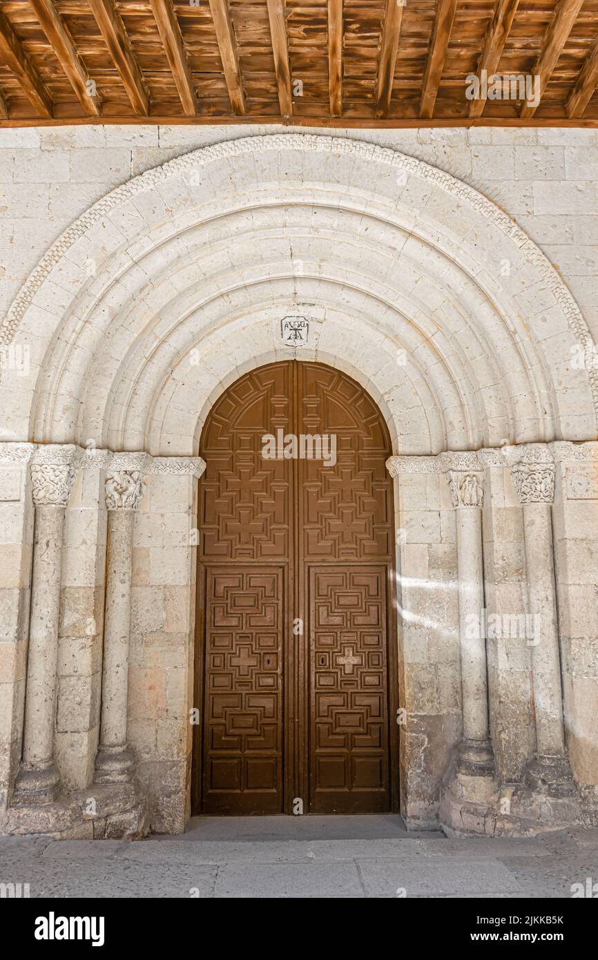 Puerta de entrada con arco de estilo románico en la iglesia de la santísima trinidad de Segovia, España Stock Photo