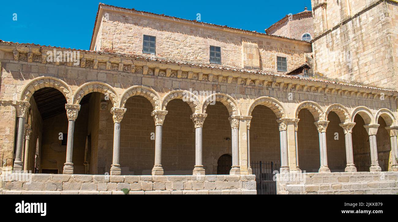 Columnata y arcada del siglo XII estilo románico en la iglesia de san Esteban en Segovia, España Stock Photo