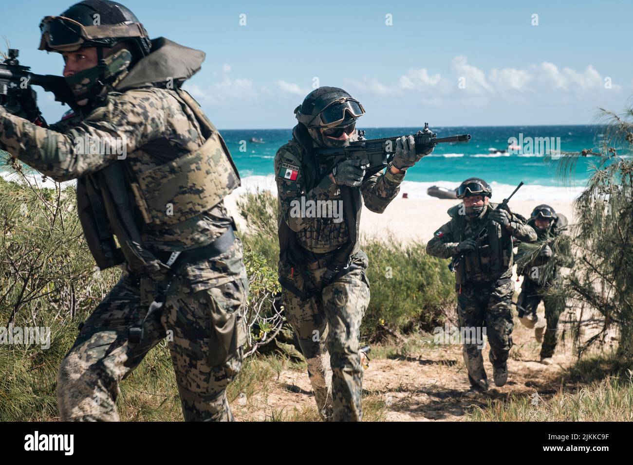 Kaneohe Bay, United States. 01 August, 2022. Mexican Naval Infantry Marines storm the beach after arriving on combat rubber raiding craft during multinational littoral operations as part of the Rim of the Pacific at Marine Corps Base Hawaii, August 1, 2022 in Kaneohe Bay, Hawaii. Credit: Cpl. Dillon Anderson/NZ Armed Forces/Alamy Live News Stock Photo