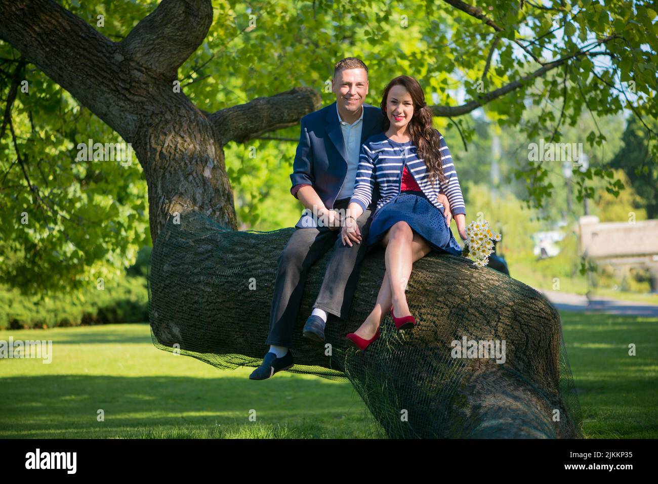 Couple tree sitting hi-res stock photography and images - Alamy