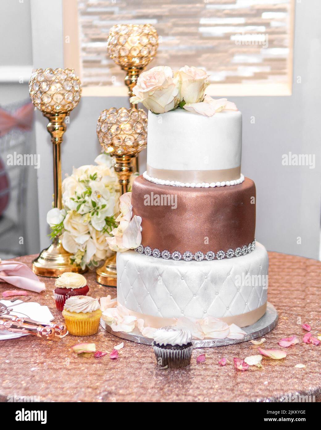 Pink gold wedding cake hi-res stock photography and images - Alamy