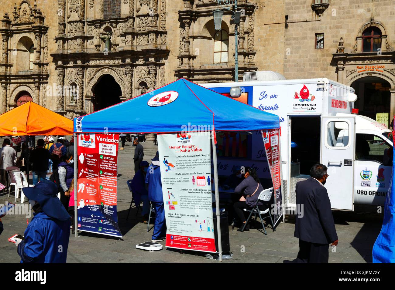 Plaza San Francisco, La Paz, Bolivia. 2nd August 2022. A mobile collection centre where people can give blood, a service organised by the La Paz city health authorities. Bolivia's blood banks rely heavily on donations from volunteers and collection centres like this are common in the city, especially during holiday periods or when there are shortages. Behind is San Francisco church, the most important and impressive colonial church in the city. Stock Photo