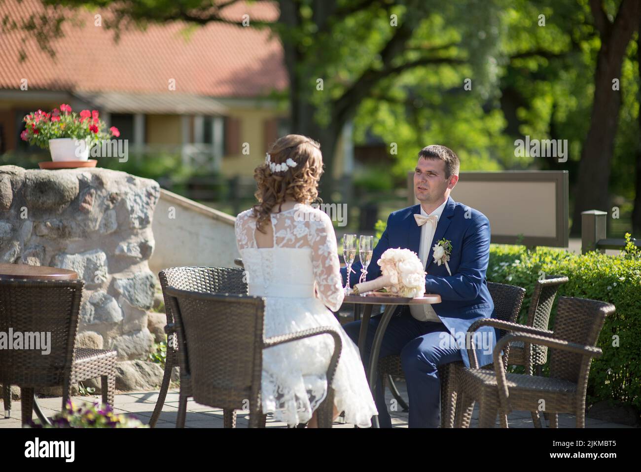 Bride and groom sitting smiling hi-res stock photography and images - Alamy