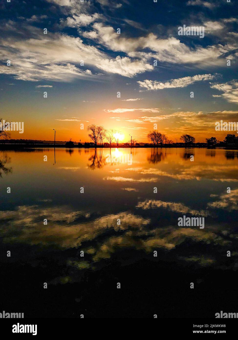 Silhouette trees mirror lake hi-res stock photography and images - Alamy