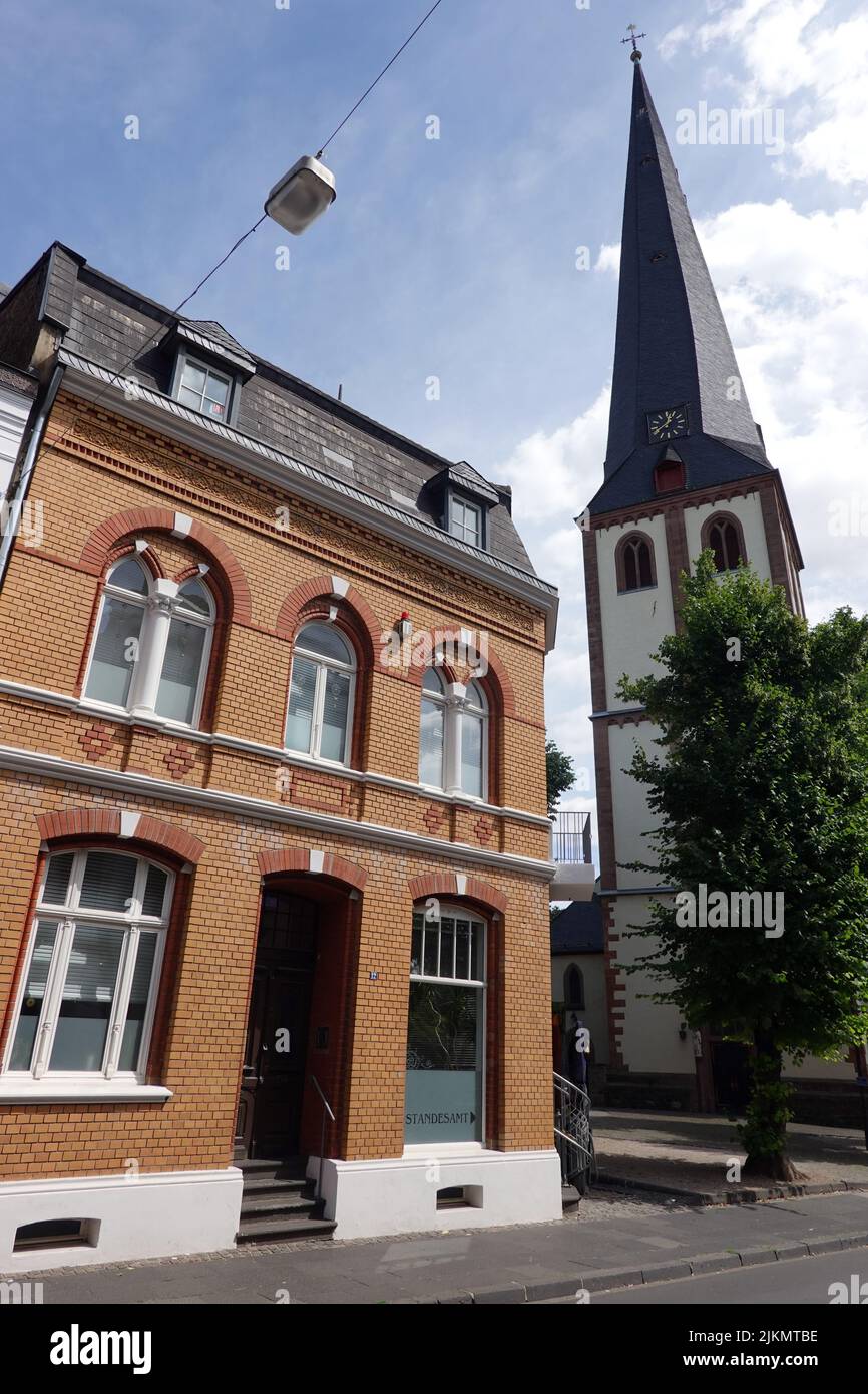 Haus Bibo, unter Denkmalschutz stehendes Wohnhaus aus der Gründerzeit, heute Standesamt, dahinter die katholische Pfarrkirche St. Martin, Nordrhein-We Stock Photo