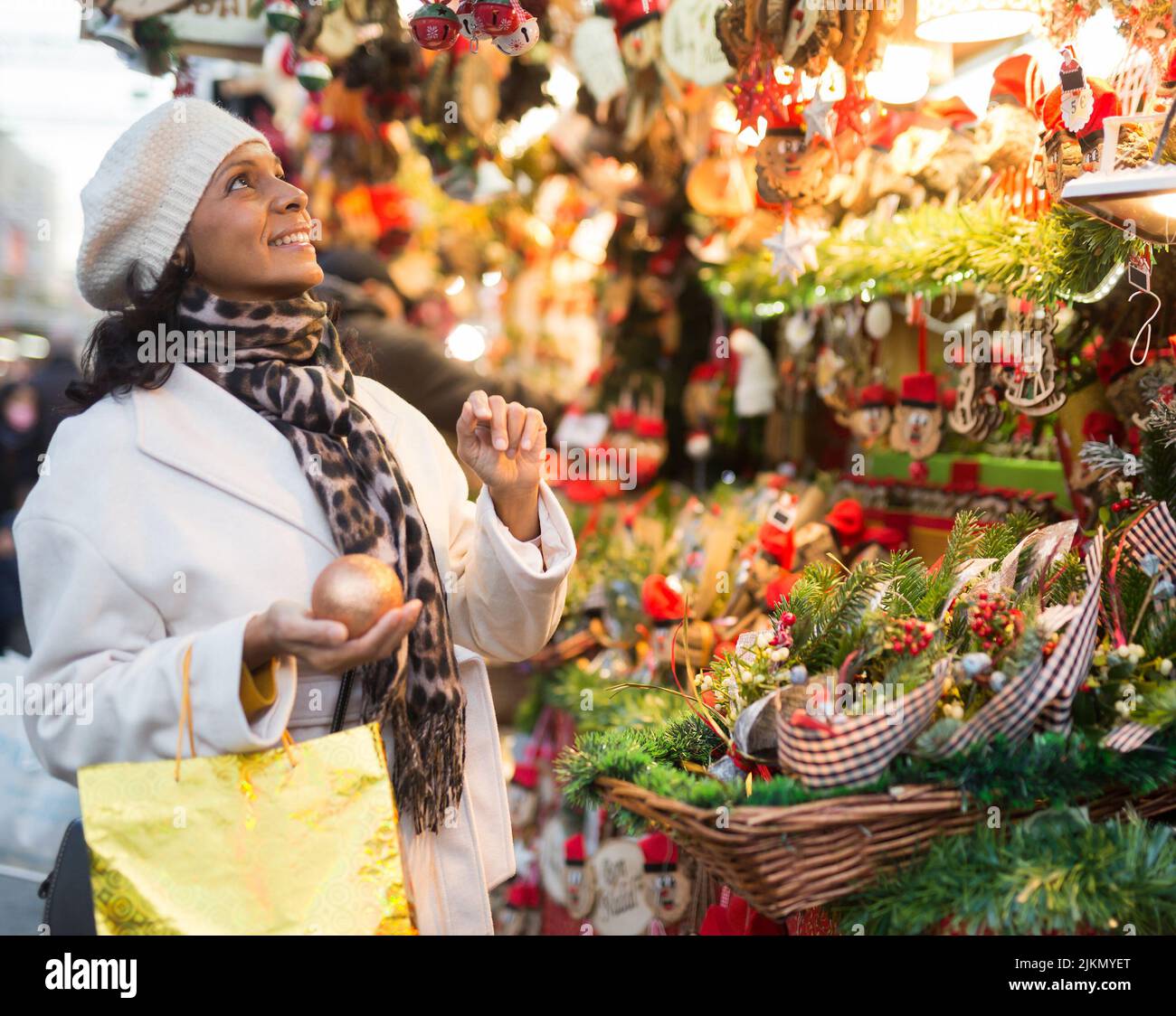 Woman buys christmas tree hi-res stock photography and images - Alamy
