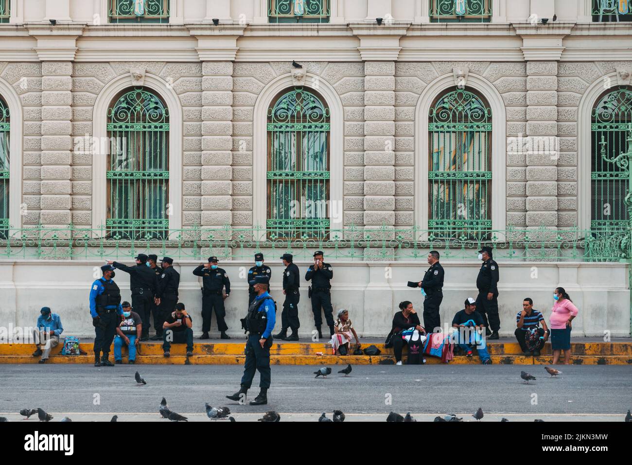 San Salvador CAM (municipal agents) and police stand in front of the National Palace after a state of emergency was declared in El Salvador Stock Photo